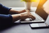 Anträge und Behördendienste Ein Mann schreibt auf einem Laptop